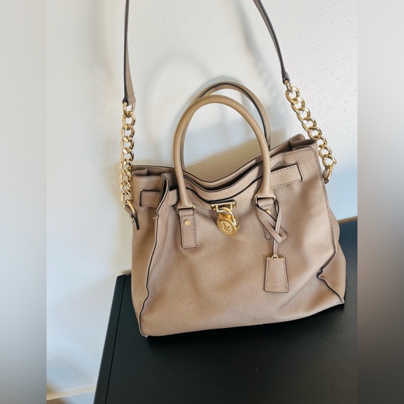 MICHEAL KORS / LARGE HAMILTON LEATHER TOTE! Gently used condition! - Picture 2 of 9